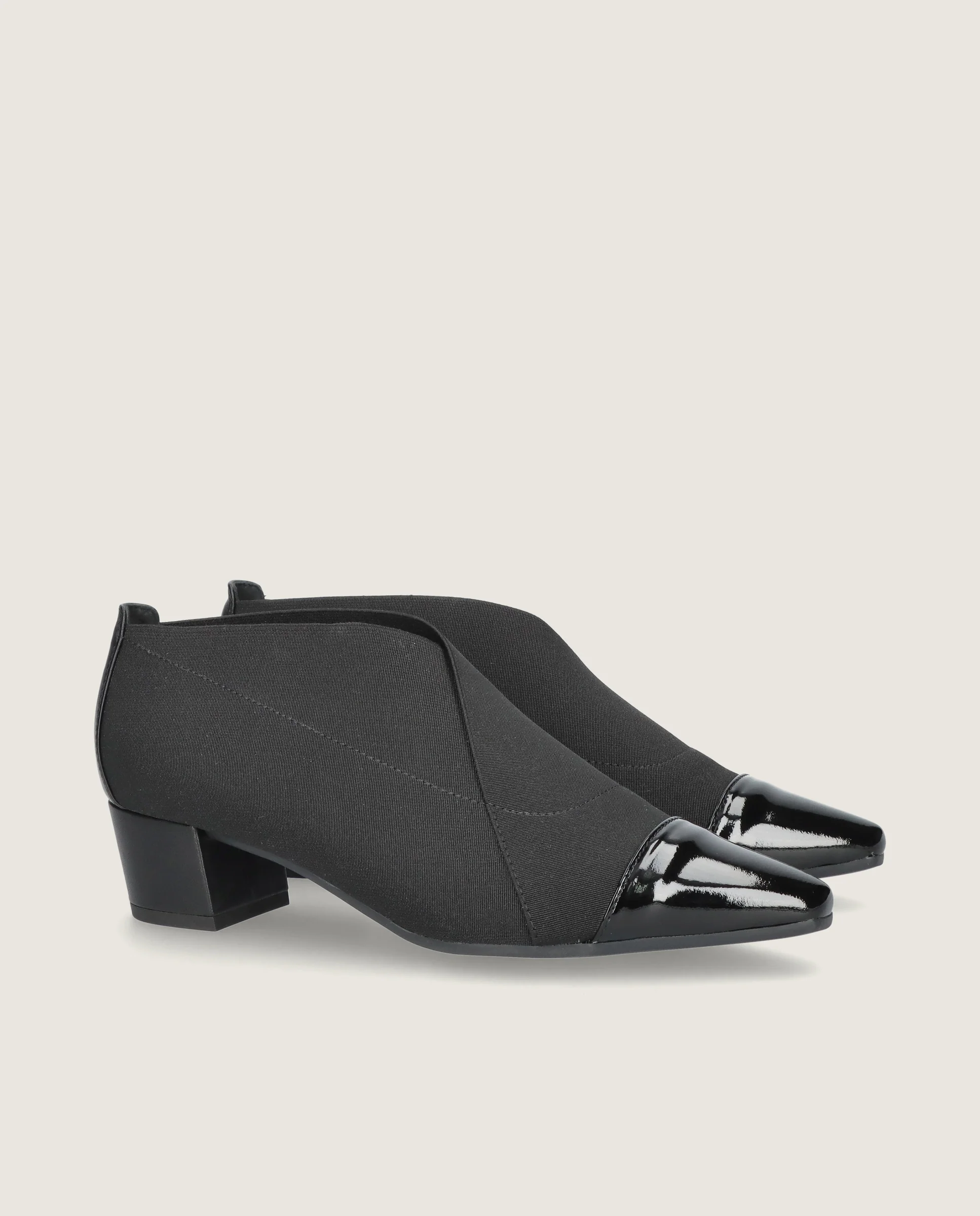 Zapatos Abotinados Greta Negros Charol